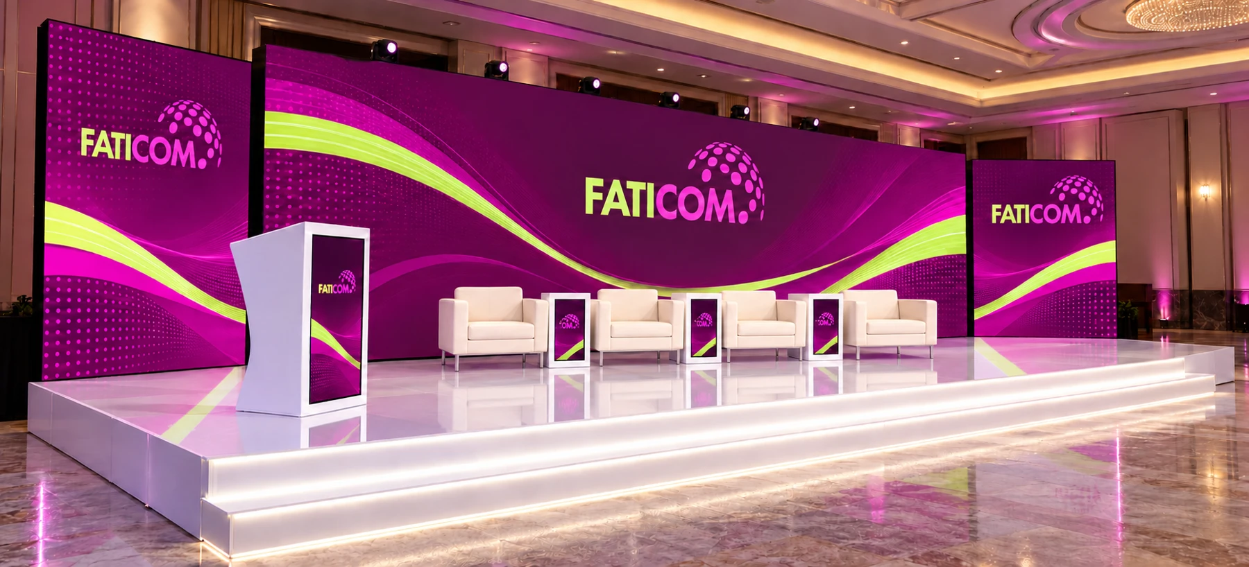 Exemple Faticom : quatre fauteuils rapprochés avec trois cubes digitaux de séparation, estrade high gloss, écrans et pupitre digital